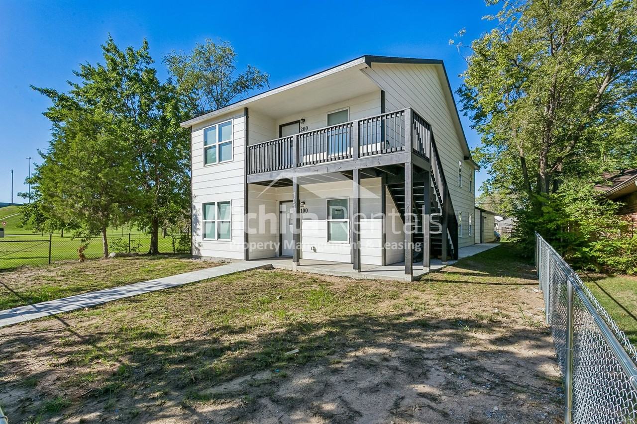 707 S Edwards Ave - Photo 2 of 3