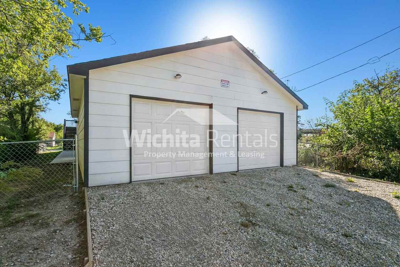 707 S Edwards Ave - Photo 3 of 3
