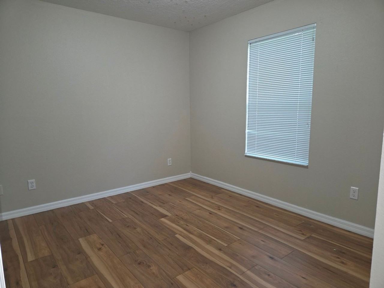 468 N Wheeler Ave - Photo 4 of 11