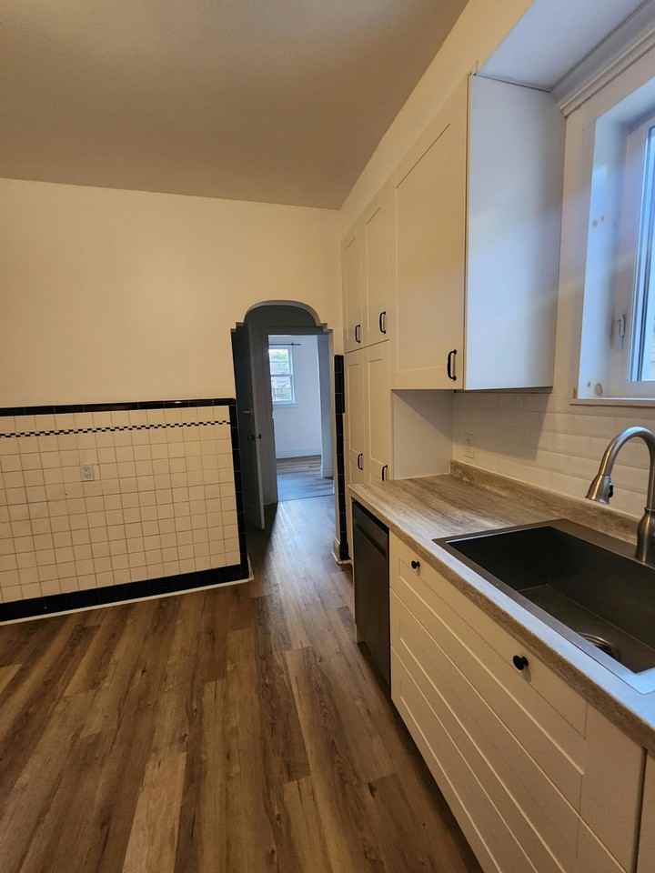 126 Lennox St - Photo 2 of 9