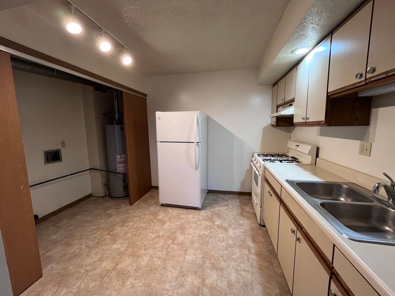 427 S Silverwood Ln #6 - Photo 3 of 12
