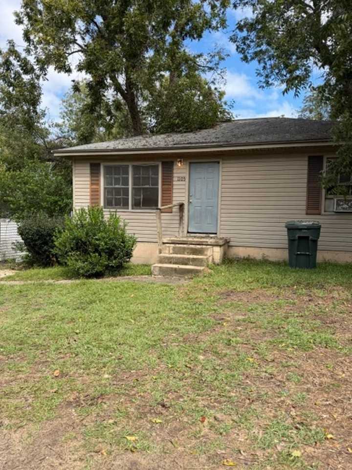 1105 Barton Dr - Photo 2 of 7