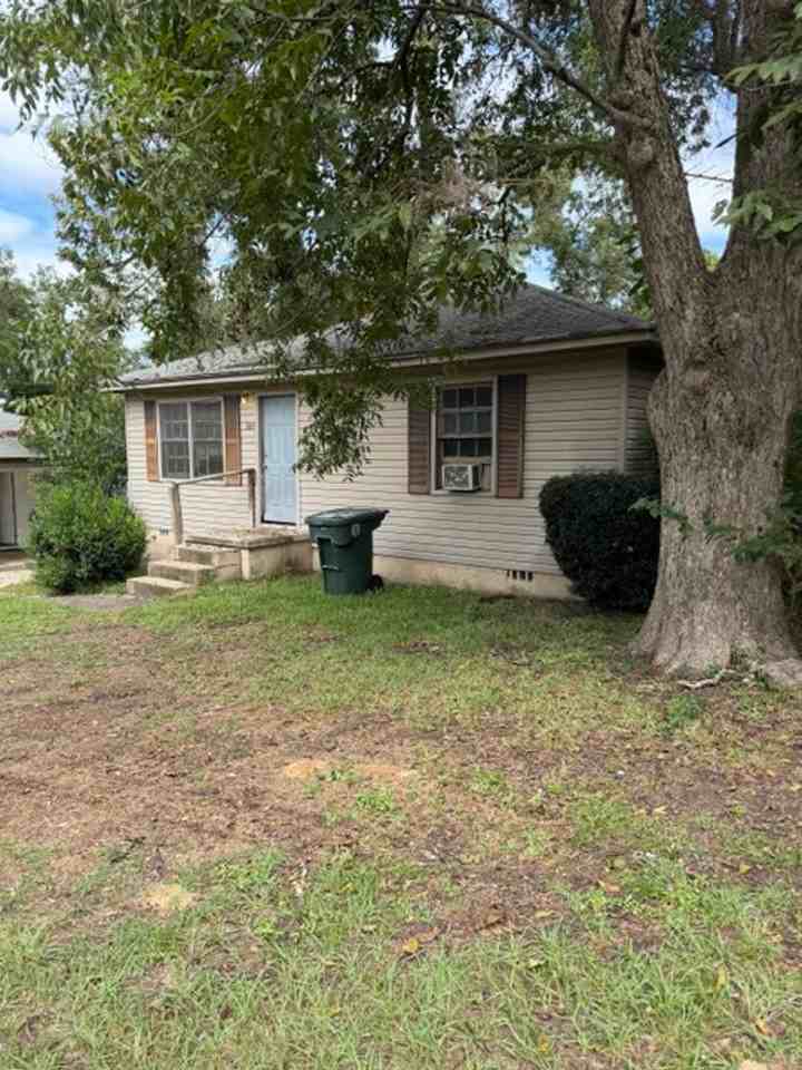1105 Barton Dr - Photo 4 of 7
