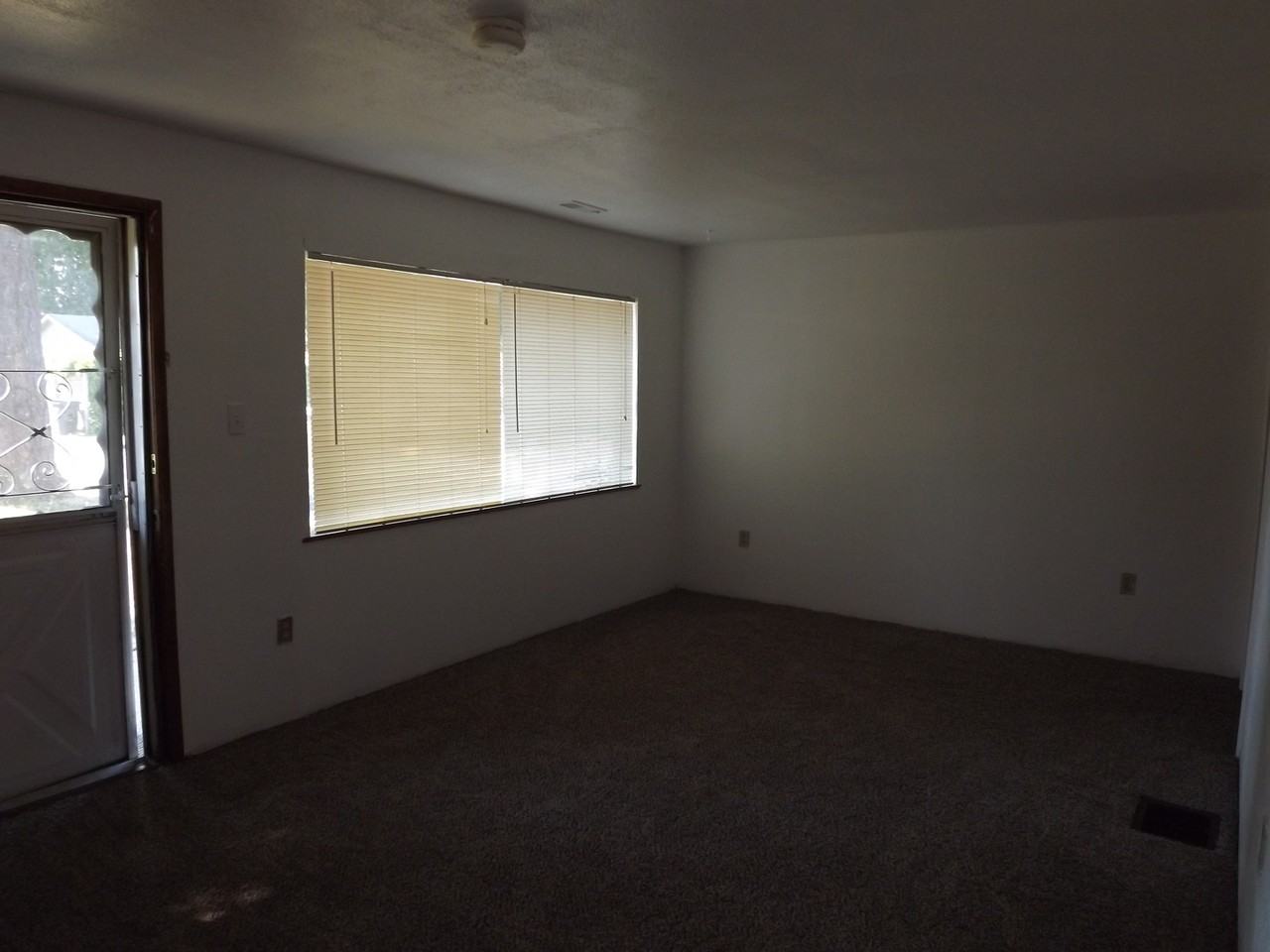 8201 S Ainsworth Ave - Photo 6 of 16