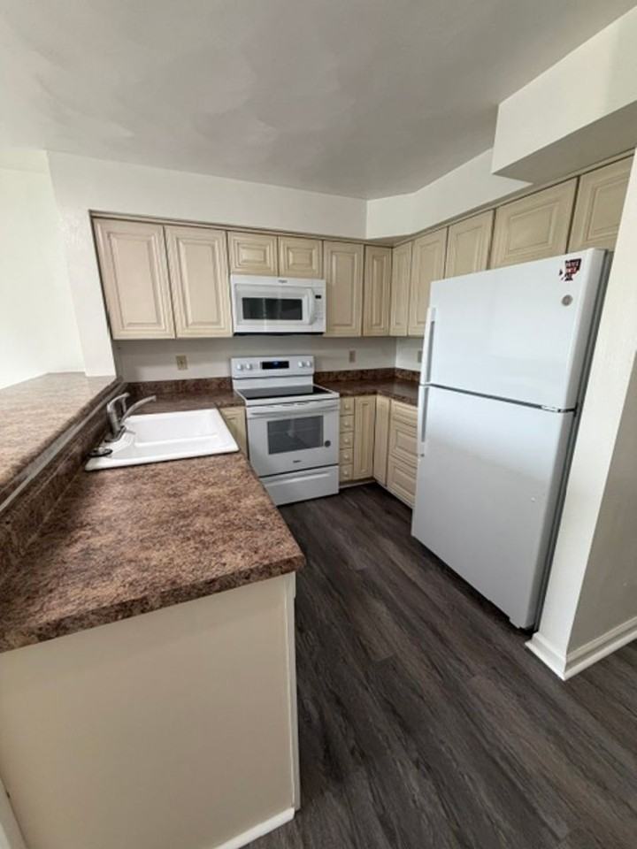 1400 Seneca Dr Apt J - Photo 3 of 22