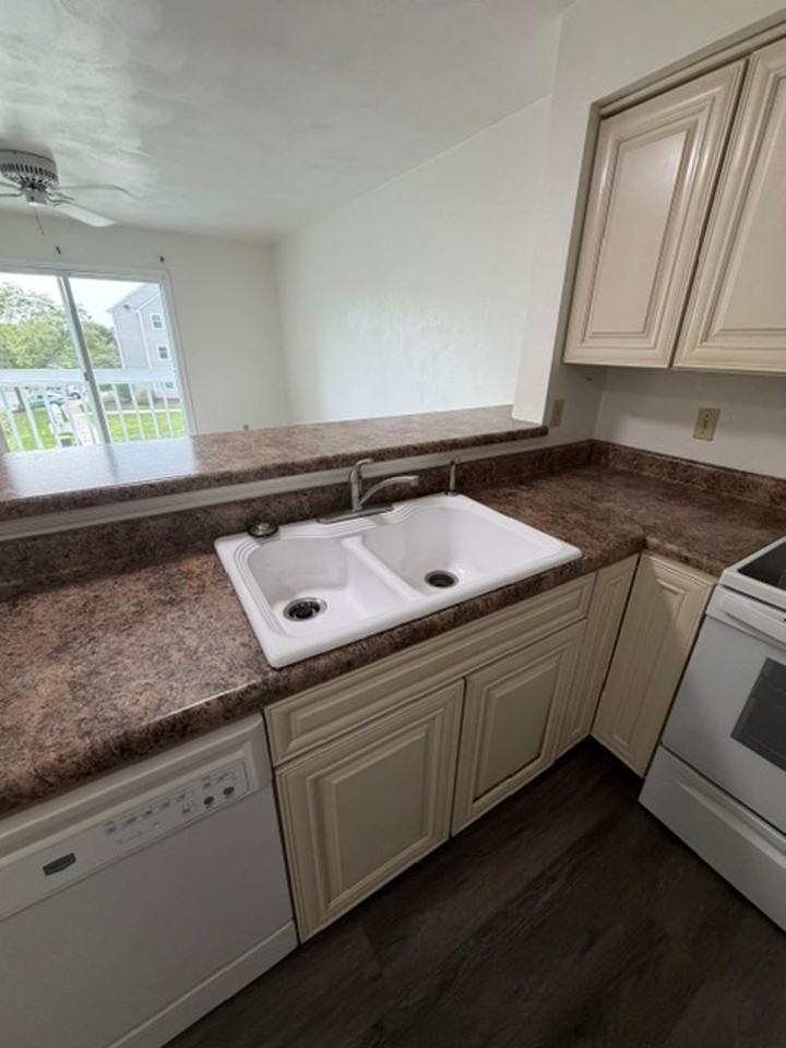 1400 Seneca Dr Apt J - Photo 4 of 22