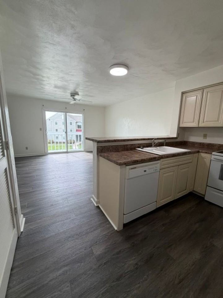 1400 Seneca Dr Apt J - Photo 5 of 22