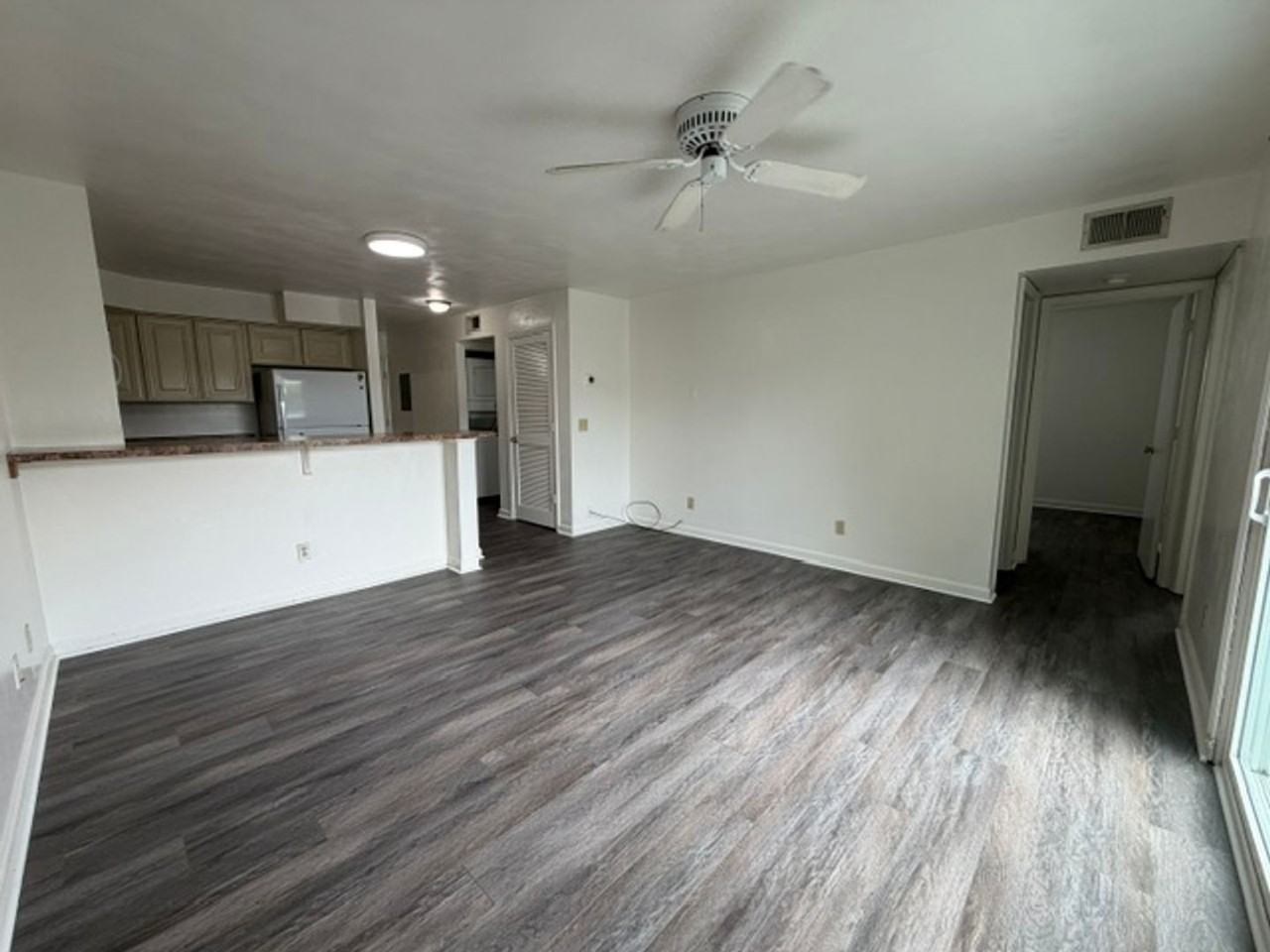 1400 Seneca Dr Apt J - Photo 6 of 22