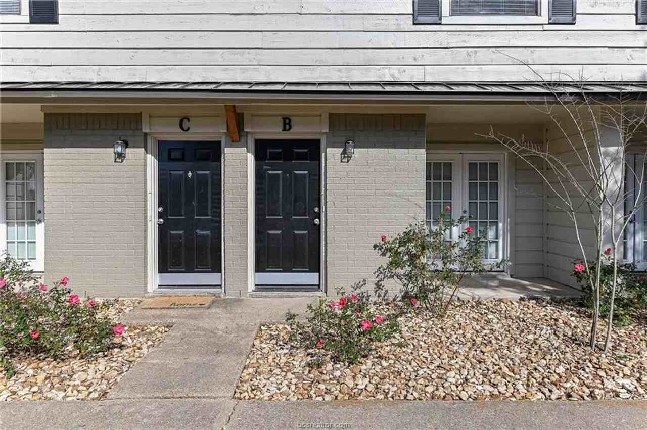 1402 Summit St #B - Photo 2 of 19