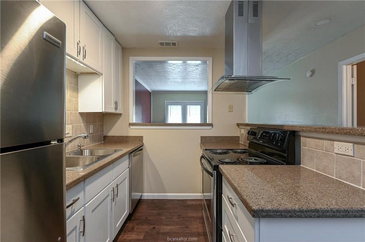 1402 Summit St #B - Photo 3 of 19