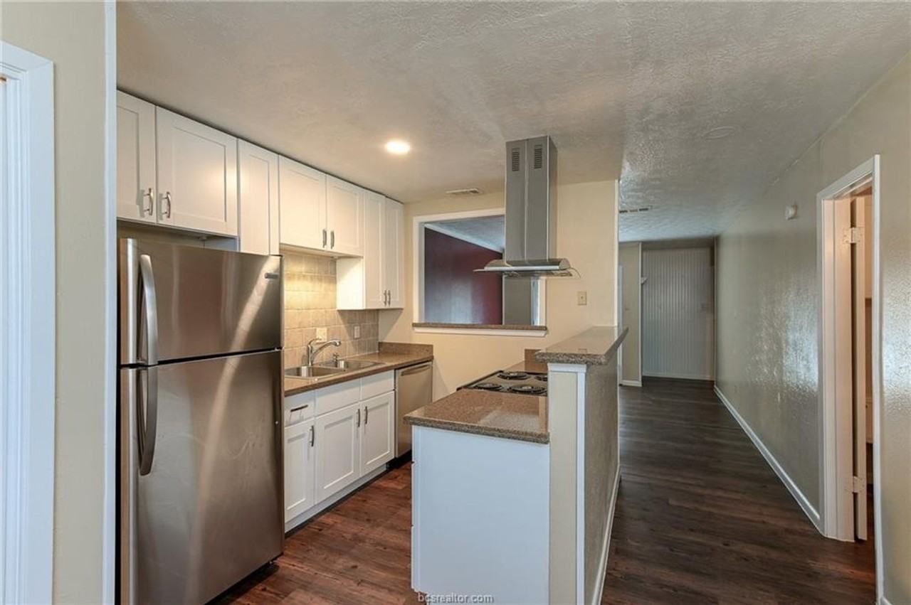 1402 Summit St #B - Photo 5 of 19
