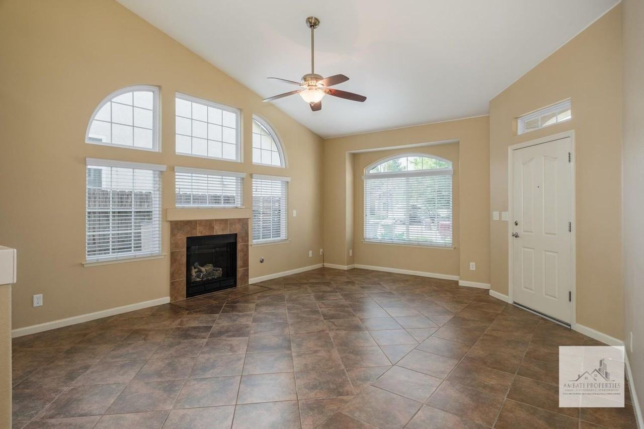 2915 E Eclipse Ave - Photo 3 of 14