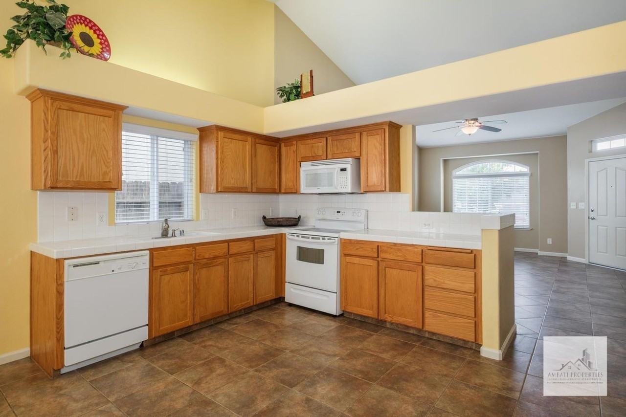 2915 E Eclipse Ave - Photo 4 of 14