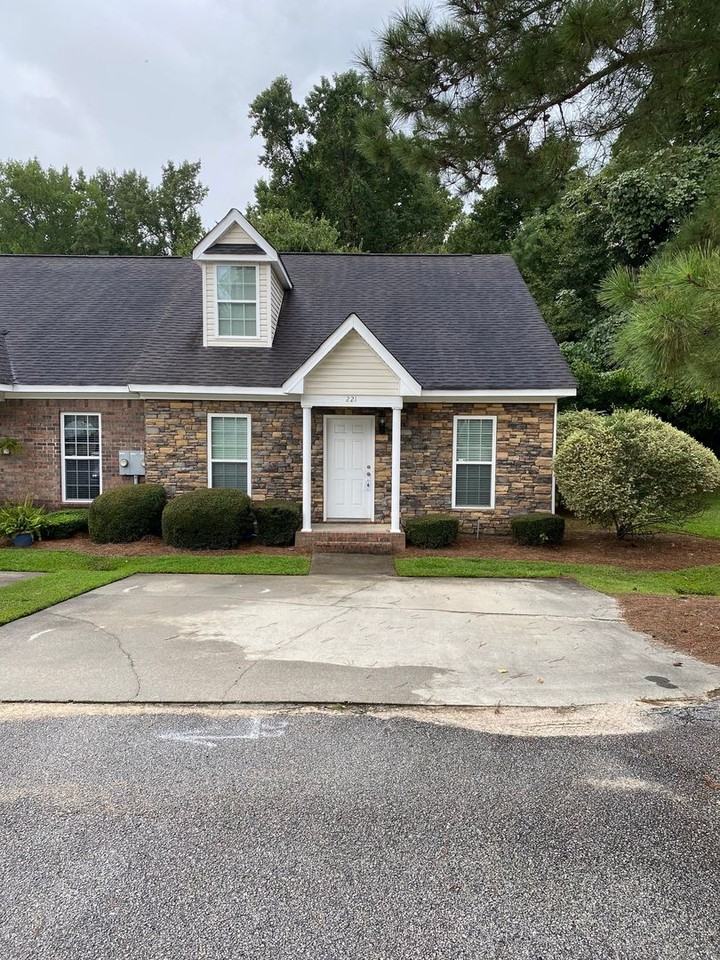 221 Brook Ct - Photo 3 of 9