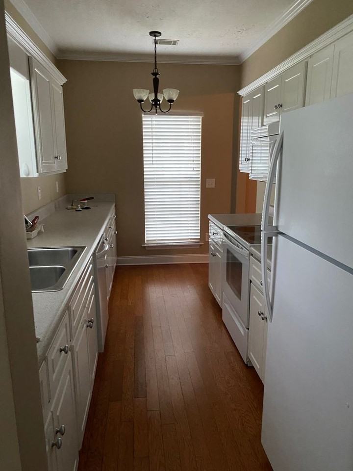 221 Brook Ct - Photo 6 of 9