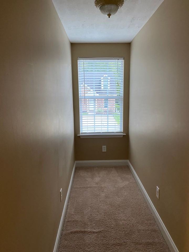 221 Brook Ct - Photo 7 of 9