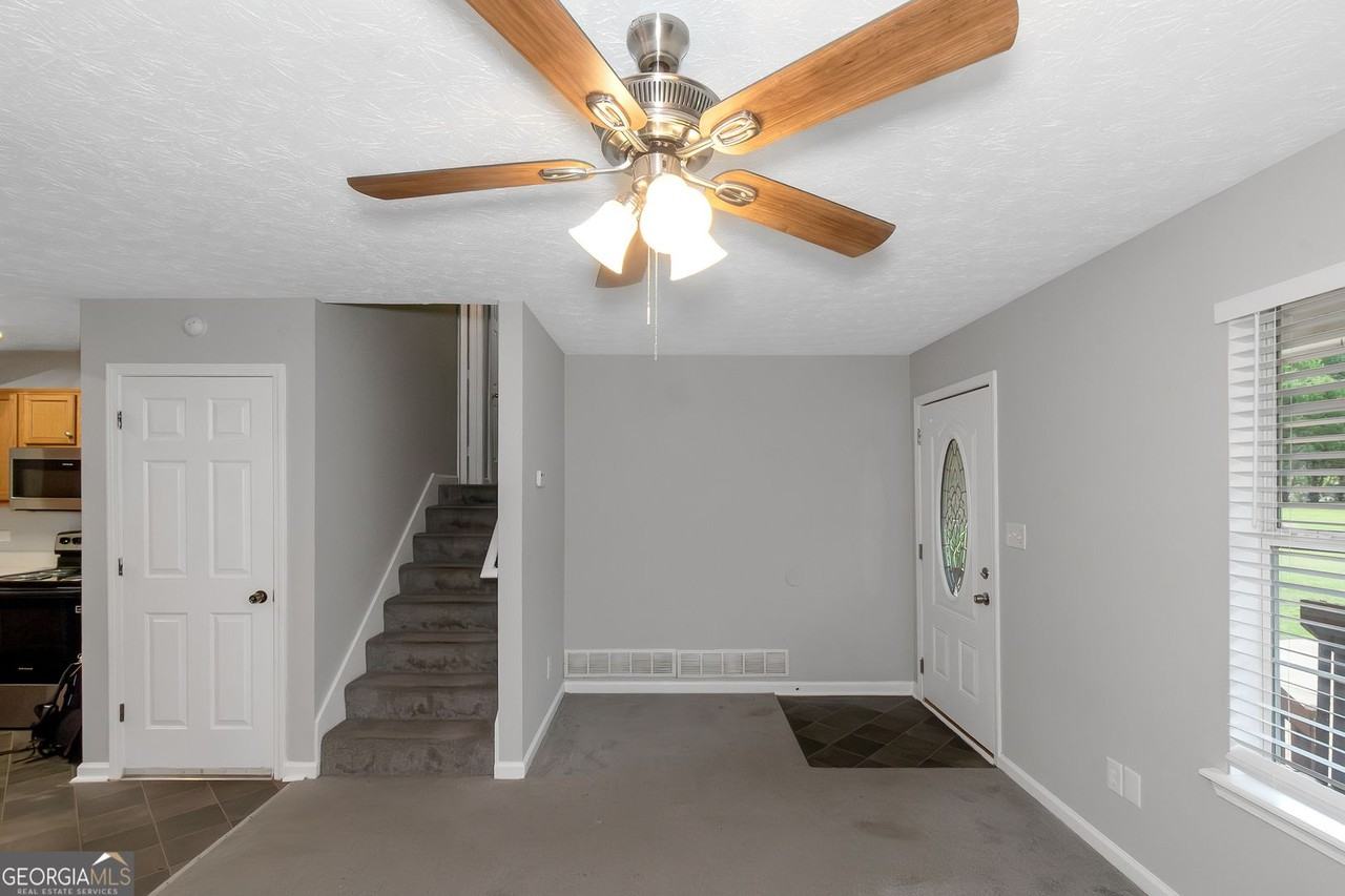 564 Rustin Dr - Photo 4 of 18
