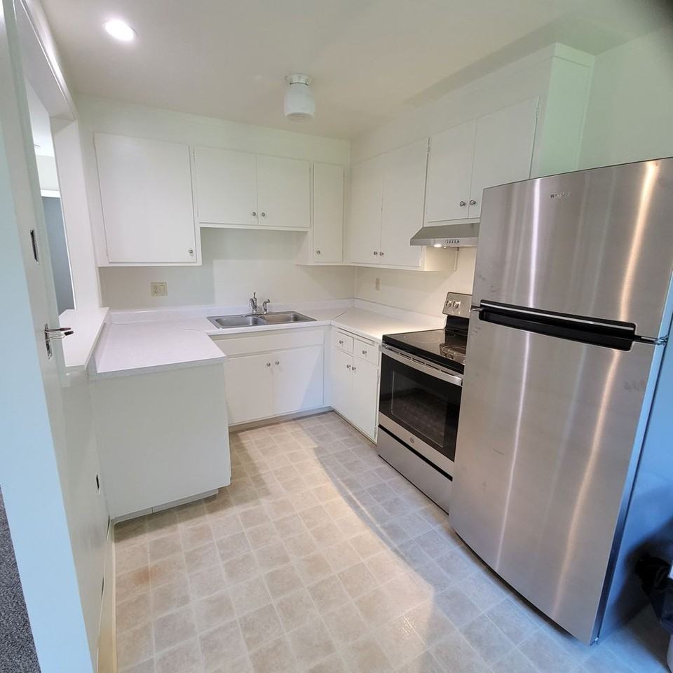 145 Orleans Dr #D - Photo 2 of 8