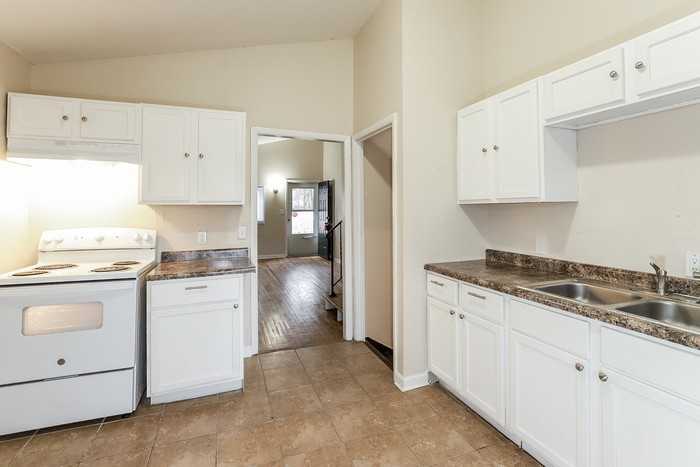 11303 Greenwood Rd - Photo 3 of 8