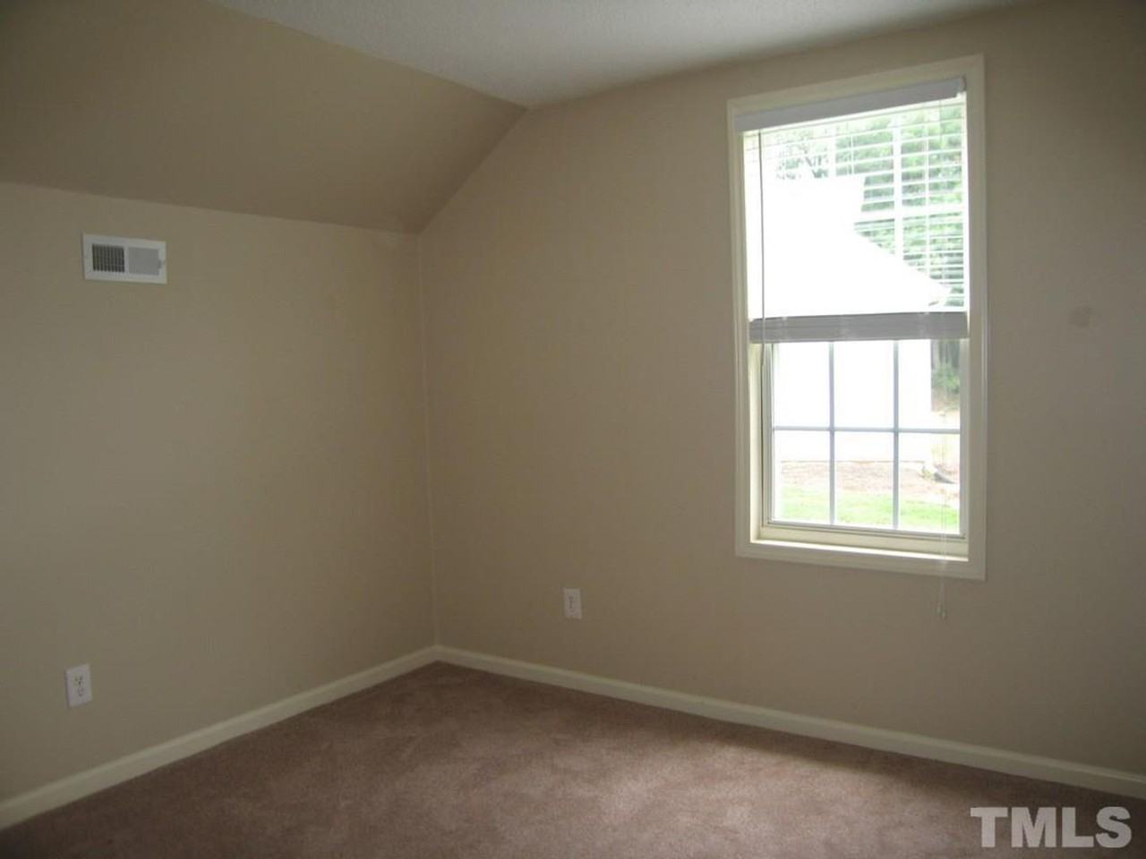 621 Sykes St - Photo 4 of 9