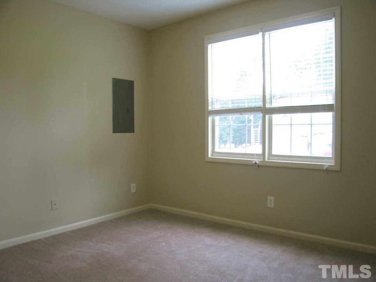 621 Sykes St - Photo 5 of 9