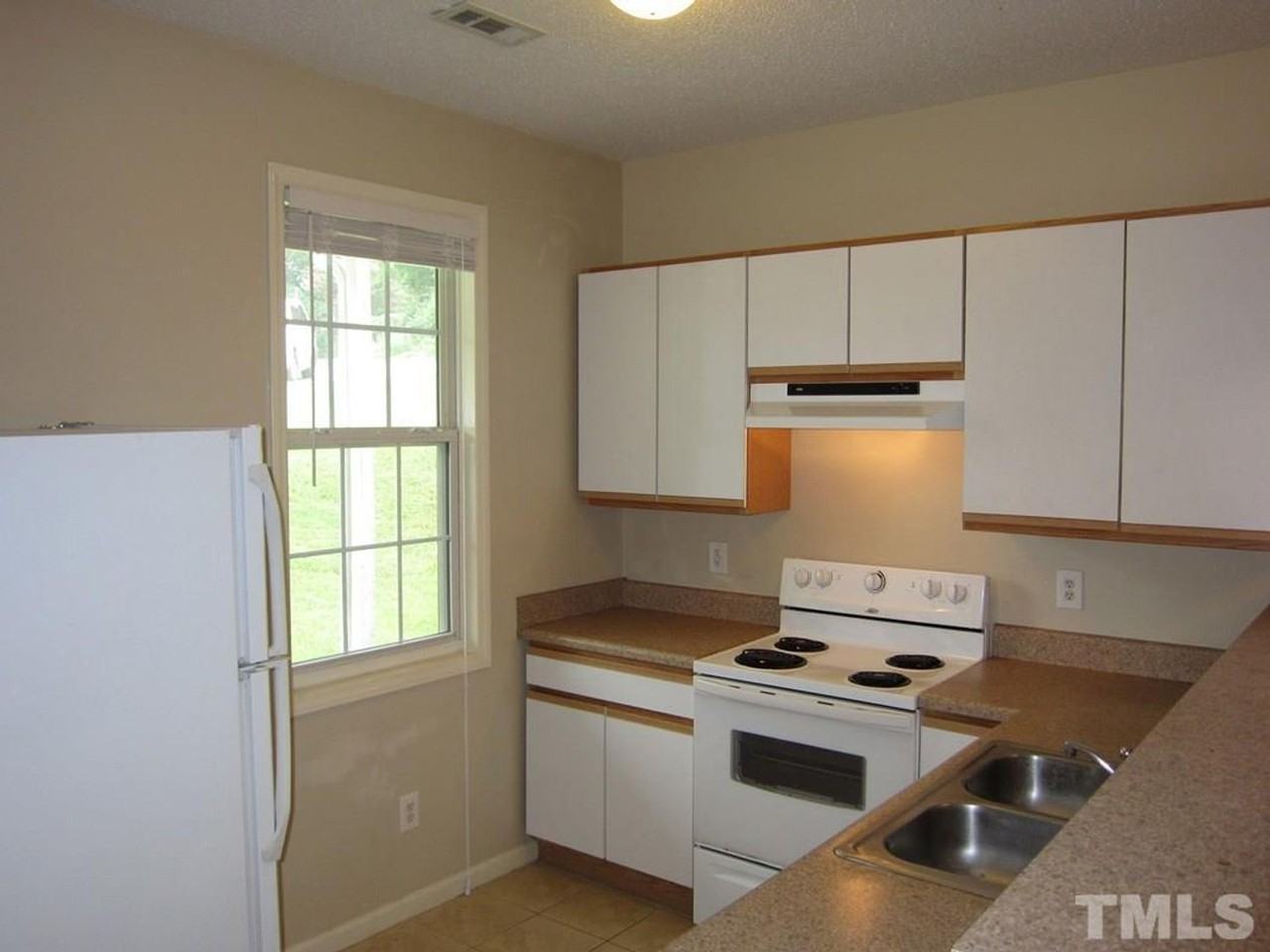 621 Sykes St - Photo 6 of 9