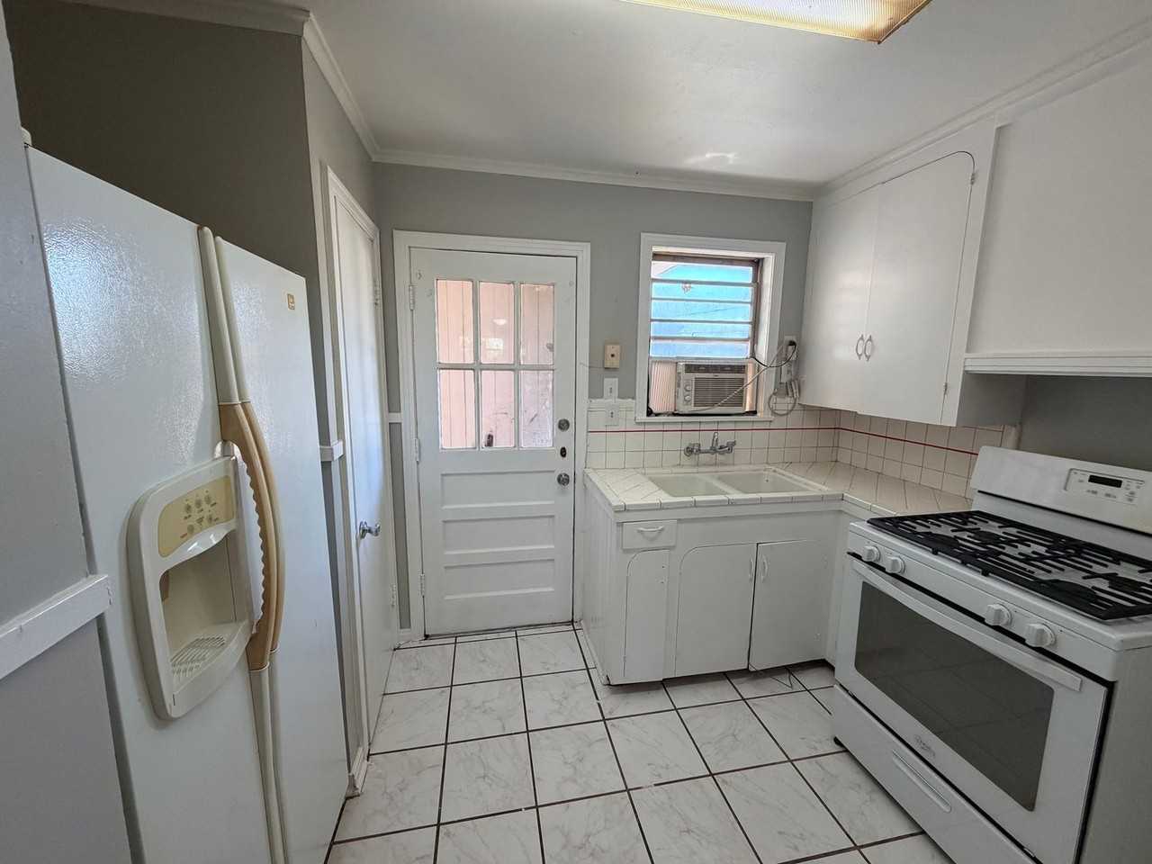 855 Rutherford St - Photo 6 of 10