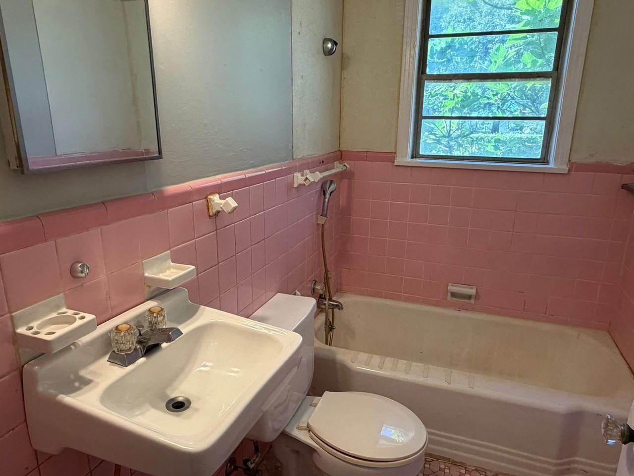 855 Rutherford St - Photo 7 of 10
