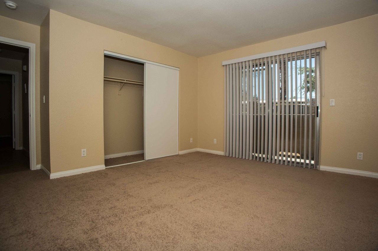 1852 N Decatur Blvd - Photo 5 of 7