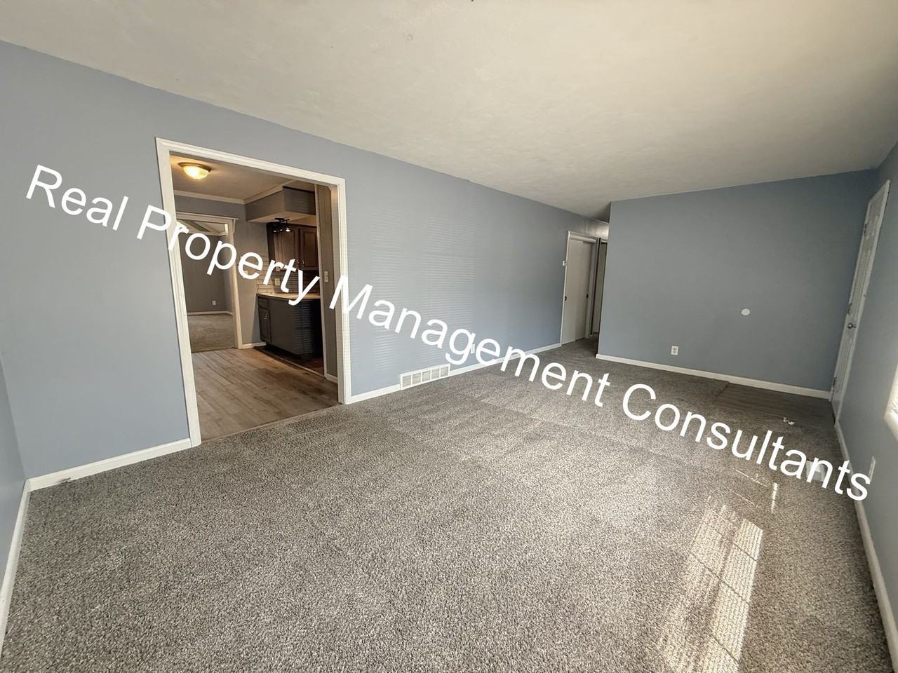 1108 W Elm St - Photo 5 of 34