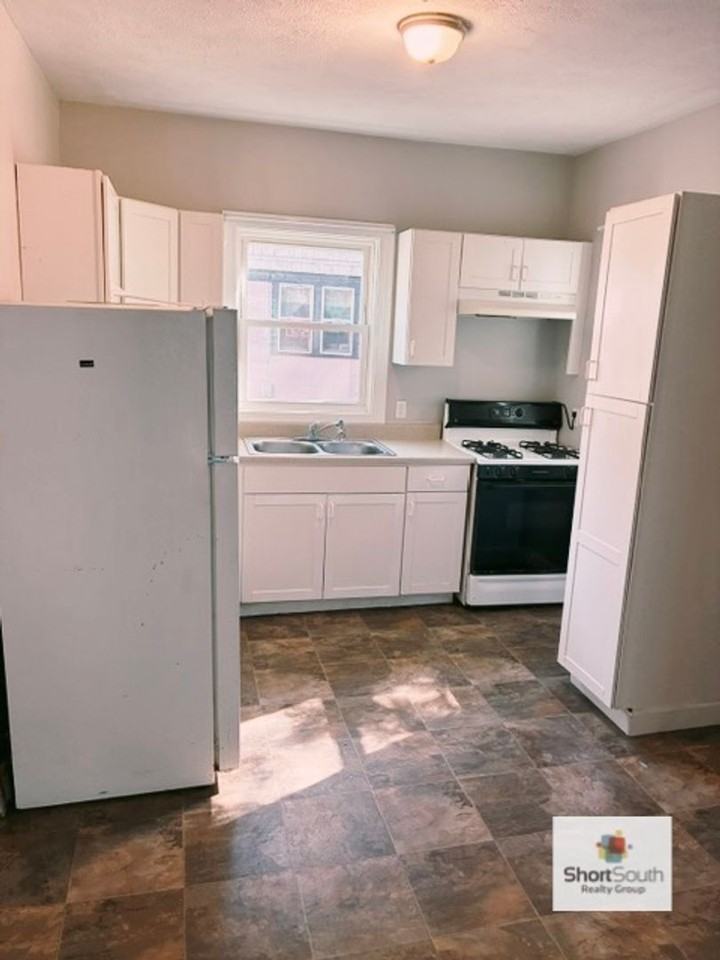 708 Watkins St Se - Photo 3 of 10