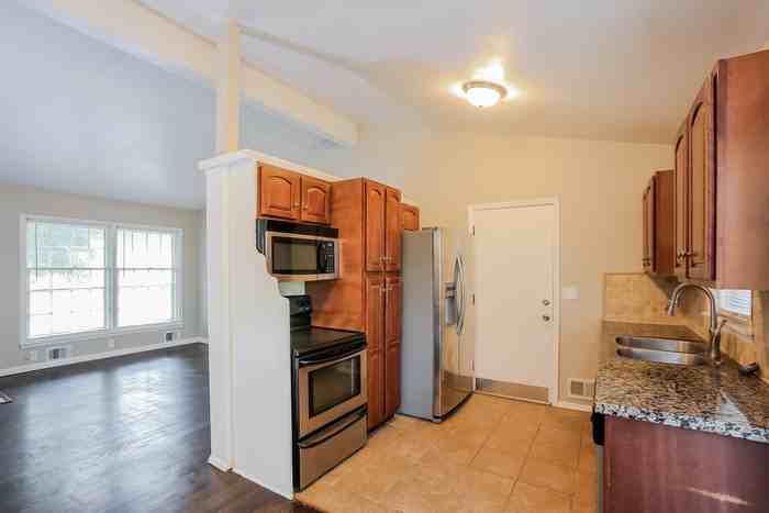 200 Grant St - Photo 6 of 13