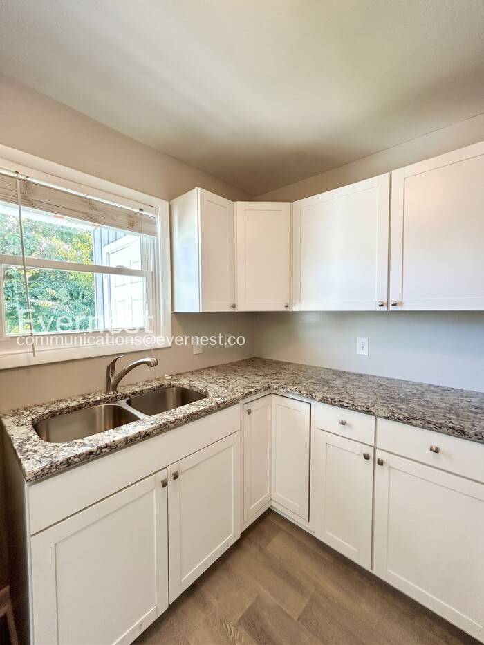 1001 Kinney St - Photo 5 of 22