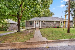featured image of 1712 Oxford Dr
