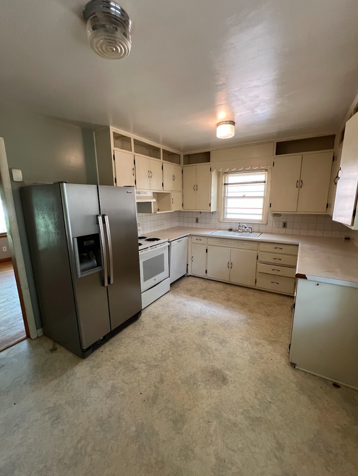 1186 Sw High Ave - Photo 4 of 22
