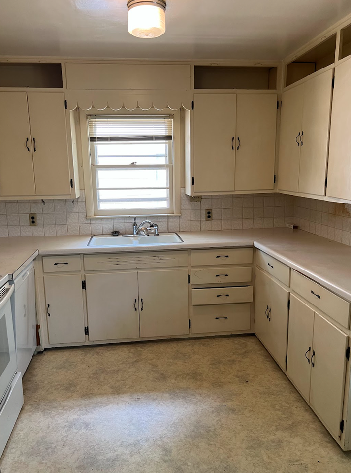 1186 Sw High Ave - Photo 7 of 22