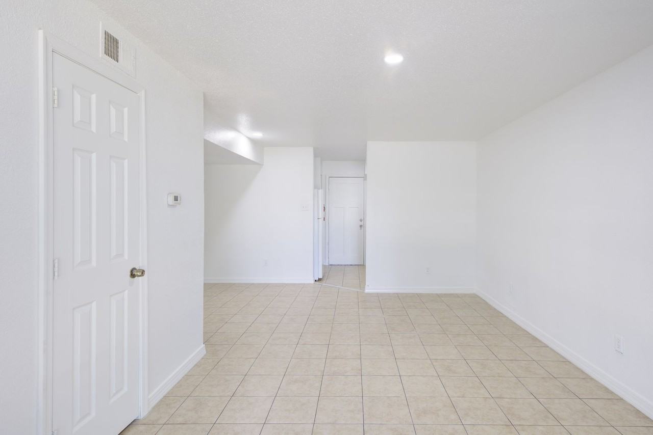 Hallshire Apartments - Photo 4 of 50