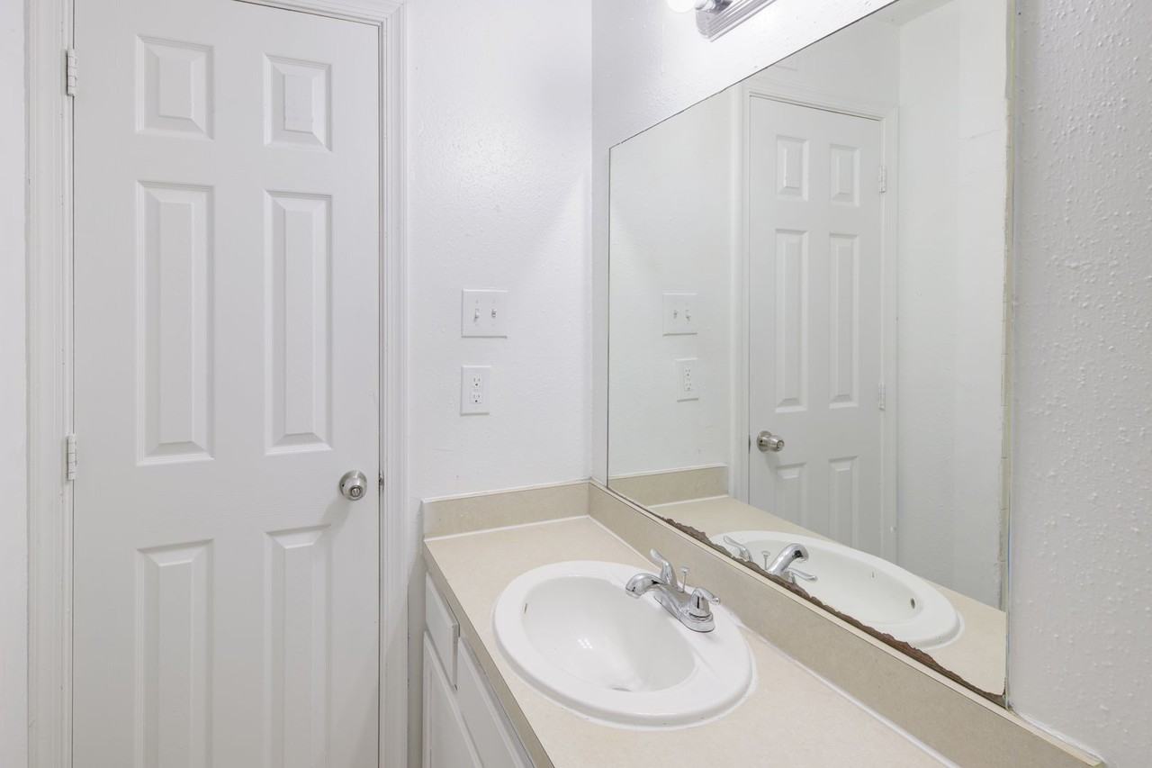 Hallshire Apartments - Photo 5 of 50