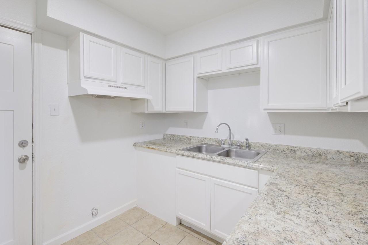 Hallshire Apartments - Photo 7 of 50