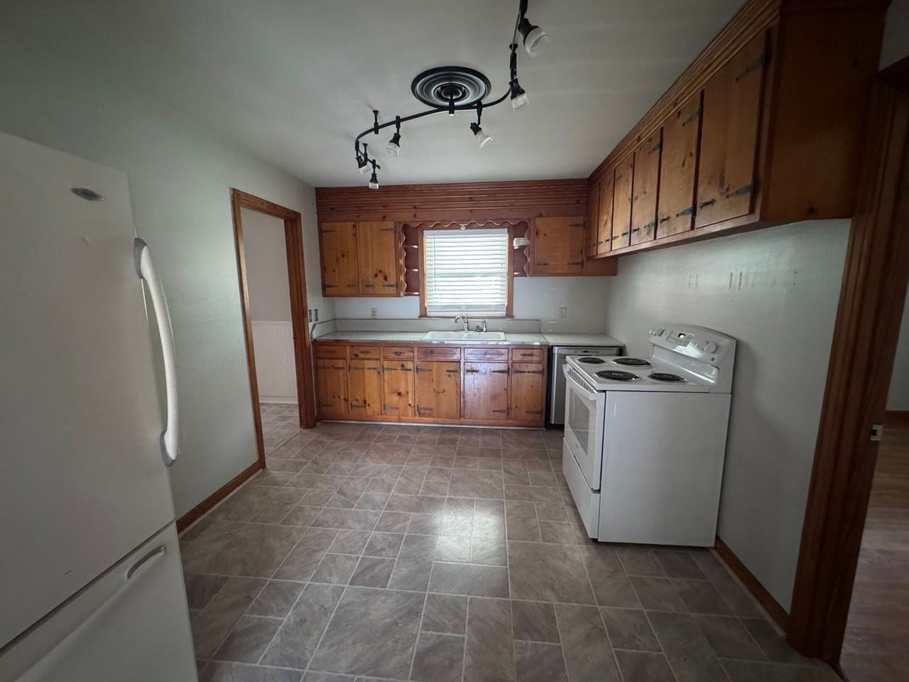 1640 Farmer Ave - Photo 6 of 27