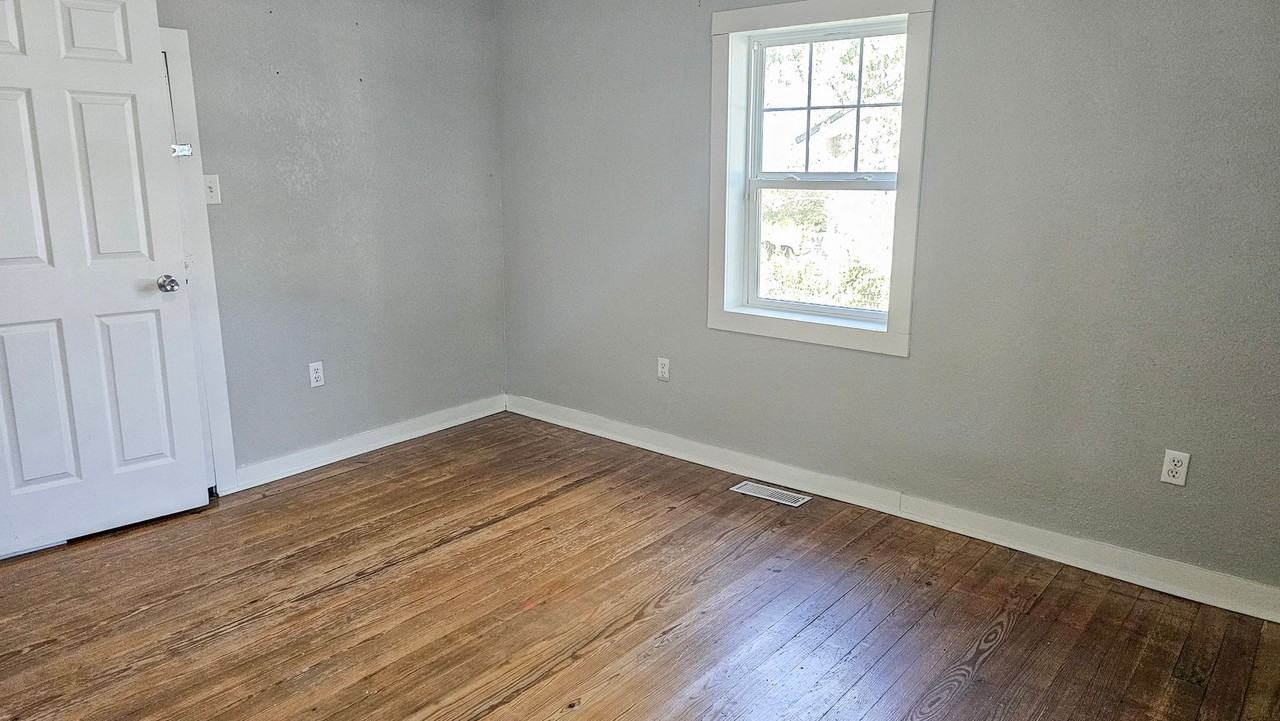 615 E Commercial St - Photo 5 of 31