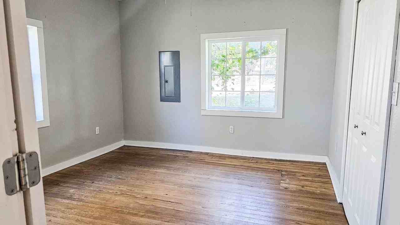615 E Commercial St - Photo 6 of 31