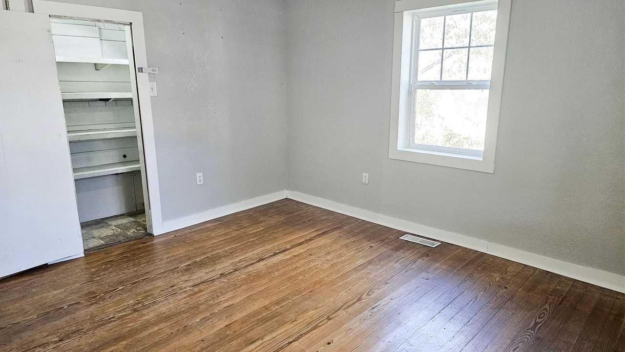 615 E Commercial St - Photo 7 of 31