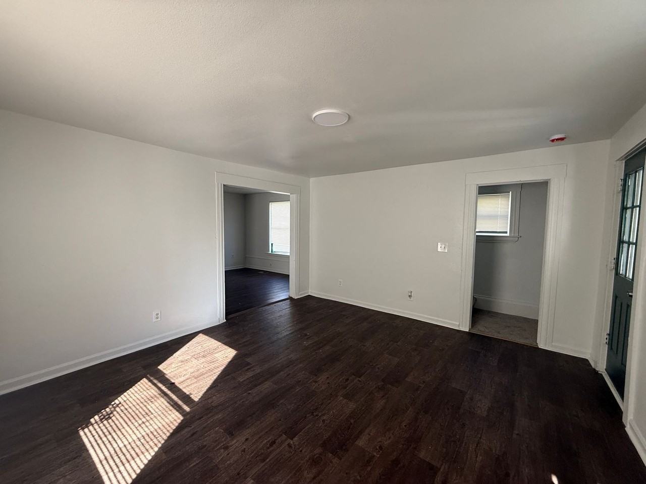 930 Backus St - Photo 5 of 24