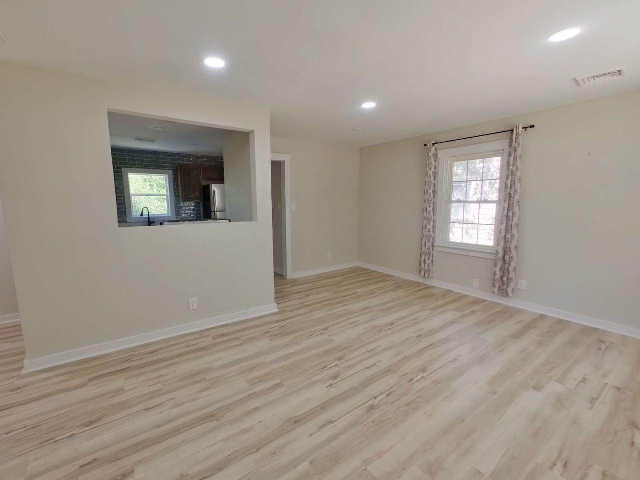 1833 N Green St - Photo 2 of 12