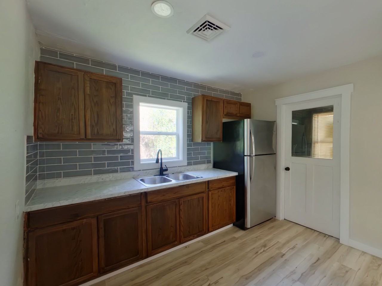 1833 N Green St - Photo 4 of 12