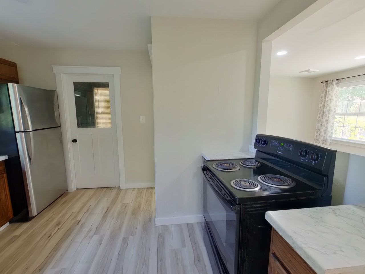 1833 N Green St - Photo 5 of 12