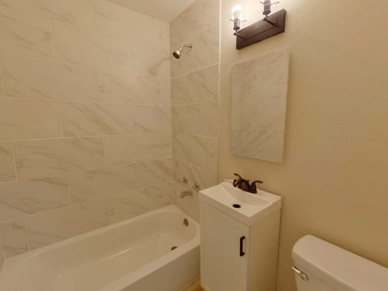 1833 N Green St - Photo 7 of 12