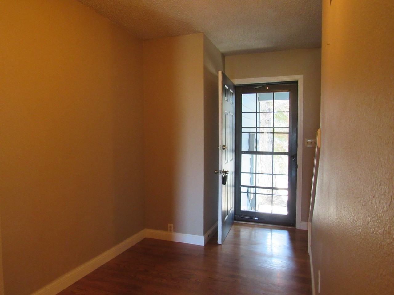 1025 Surrey Ct - Photo 3 of 29