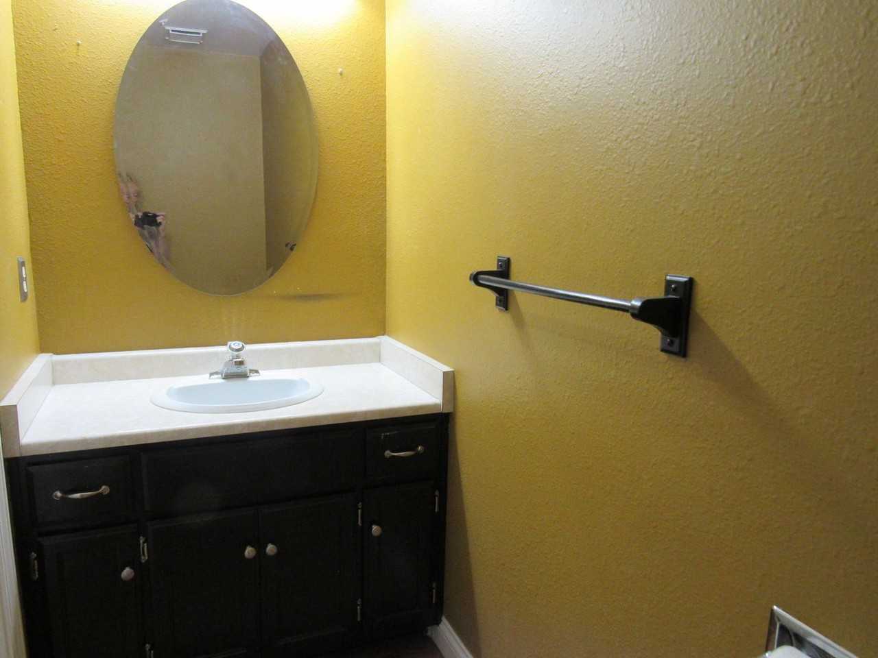 1025 Surrey Ct - Photo 4 of 29